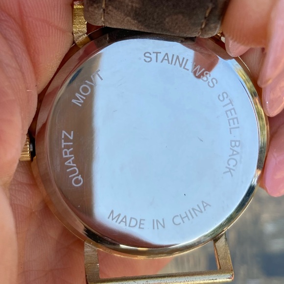 Quartz Watch with Three Interchangeable Bands - Picture 5 of 5